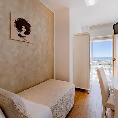 호텔 Soraya - Sawasdee With Beach, Restaurant & Parking 3*
