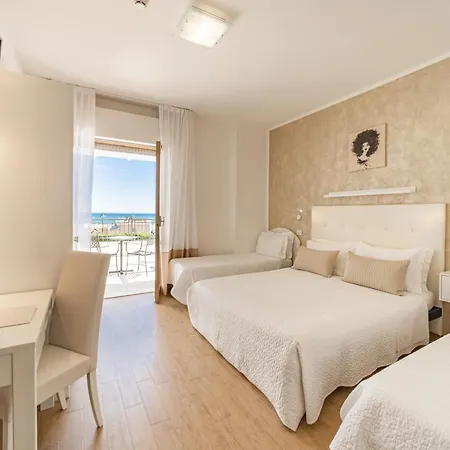 Soraya - Sawasdee With Beach, Restaurant & Parking Hotel