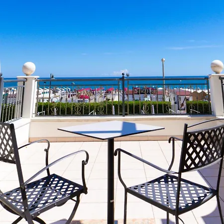 Soraya - Sawasdee With Beach, Restaurant & Parking Hotel Riccione