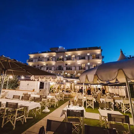 Soraya - Sawasdee With Beach, Restaurant & Parking Hotel 3*