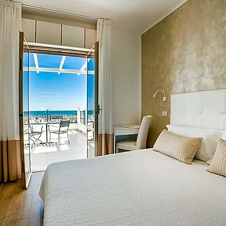 Soraya - Sawasdee With Beach, Restaurant & Parking Hotel