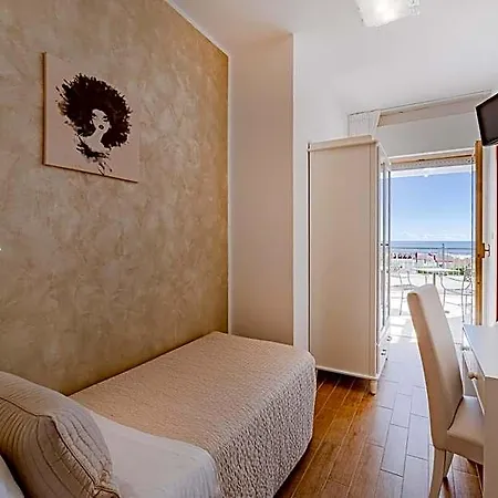 מלון Soraya - Sawasdee With Beach, Restaurant & Parking 3*