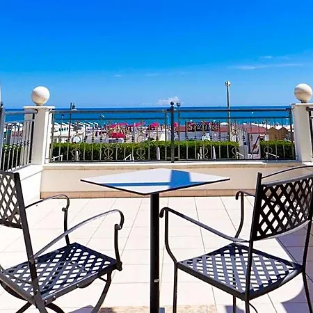מלון Soraya - Sawasdee With Beach, Restaurant & Parking 3*