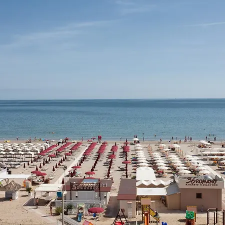Soraya - Sawasdee With Beach, Restaurant & Parking Hotel