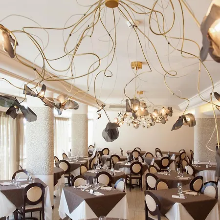 Soraya - Sawasdee With Beach, Restaurant & Parking Hotel